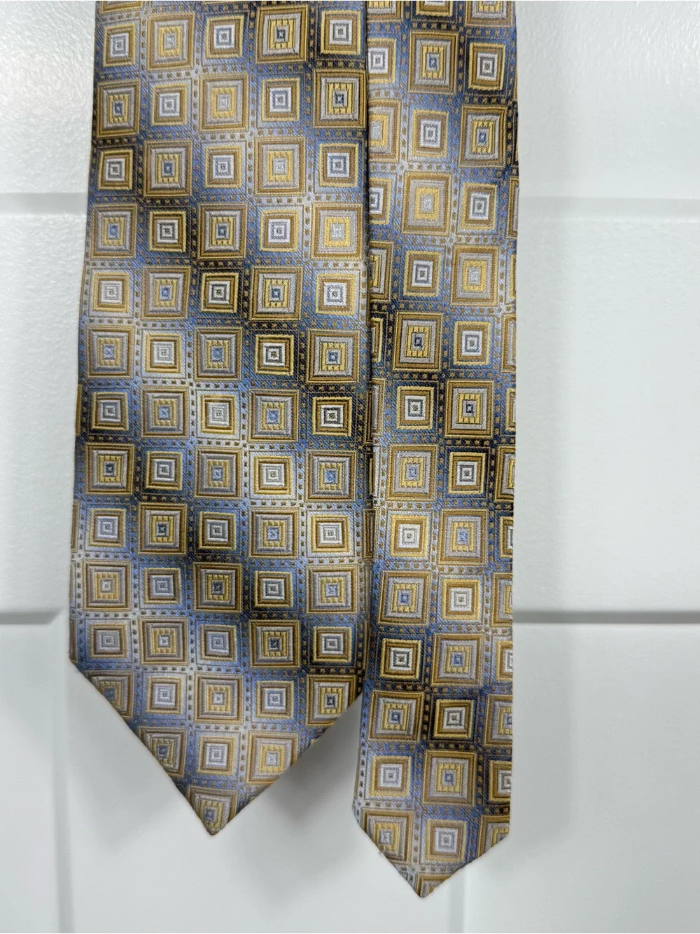 Zarrano Platinum 100% Silk Geometric Square Pattern Blue Gold Mens Necktie